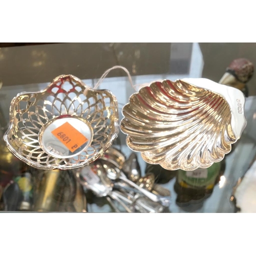 298 - Silver pierced bonbon dish and silver scalloped dish (2)