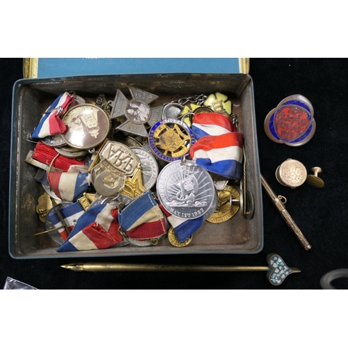 461 - Assorted Royal commemorative and other medallions and badges; also 9ct gold shirt stud, Victorian pr... 