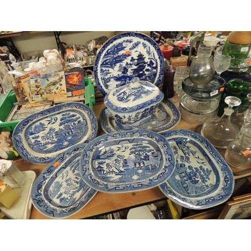100 - Coalport Cabaret platter in Willow pattern, Victorian Willow pattern meat plate with drainer; also a... 