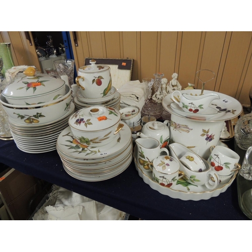 64 - Large quantity of Royal Worcester Evesham pattern dinner wares