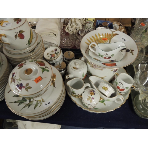 64 - Large quantity of Royal Worcester Evesham pattern dinner wares