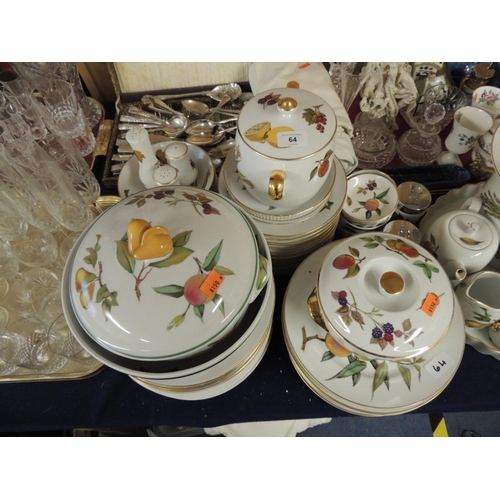 64 - Large quantity of Royal Worcester Evesham pattern dinner wares