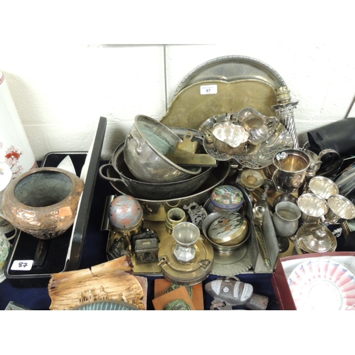 87 - Mixed lot of plated wares including a cased silver plated trowel engraved with the stone laying cere... 