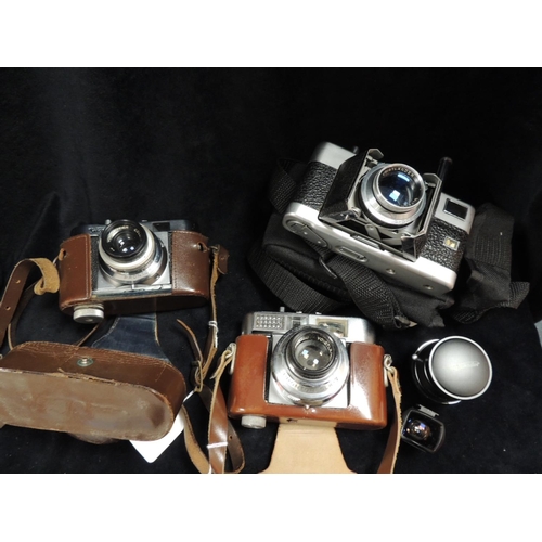 326 - Voigtlander 'VITO B' 35mm camera, cased, a Voigtlander 'Vitomatic II'; also a Voigtlander 'VITESSA' ... 