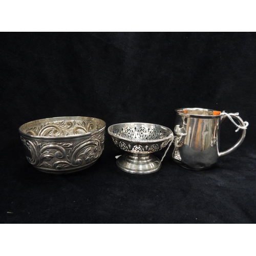 361 - Silver repousse 'coin' bowl, London 1893, gross weight 72g; also a Peterwell Lodge, 4713, silver foo... 