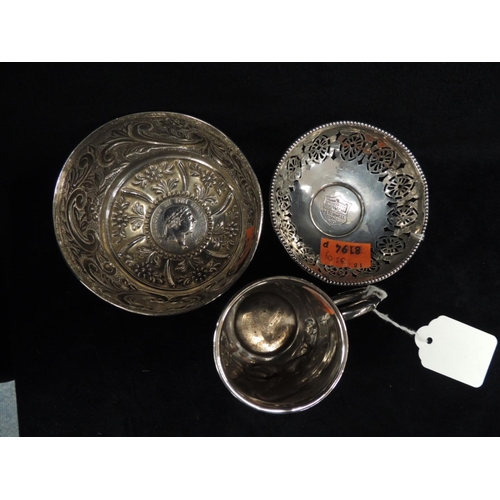 361 - Silver repousse 'coin' bowl, London 1893, gross weight 72g; also a Peterwell Lodge, 4713, silver foo... 