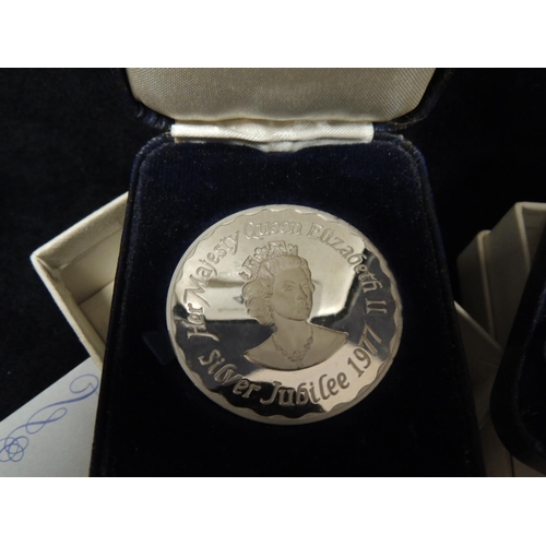 477 - Queen Elizabeth II Silver Jubilee commemorative medallions including one silver (37.5g) and two bron... 