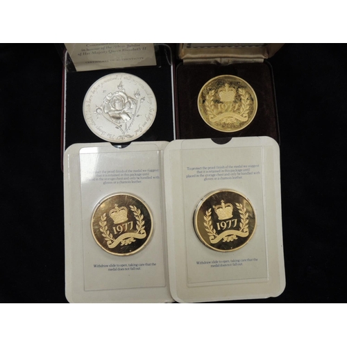 480 - Queen Elizabeth II Silver Jubilee commemorative silver medallion issued by Spink (76.5g), boxed; als... 
