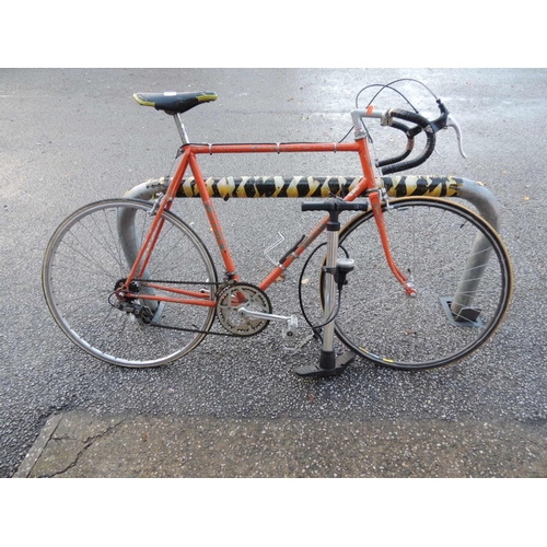 880 - Vintage Gitane 10 speed racing bicycle and footpump