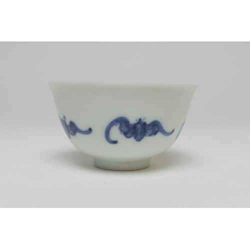 87 - Chinese porcelain tea bowl, decorated with flying bats in underglaze blue, painted Kangxi marks, 8cm... 