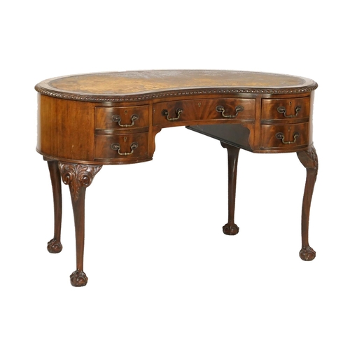 711 - Chippendale Revival mahogany kidney shaped lady's writing desk, circa 1910, with leather inset top o... 