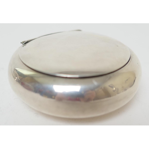 173 - George V silver squeeze opening snuff box, Birmingham 1924, of circular form,  7.5cm diameter, weigh... 