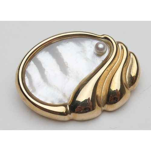 400 - Modern 9ct gold and mother of pearl shell form brooch, maker P J G, Birmingham 1987, 32cm, gross wei... 