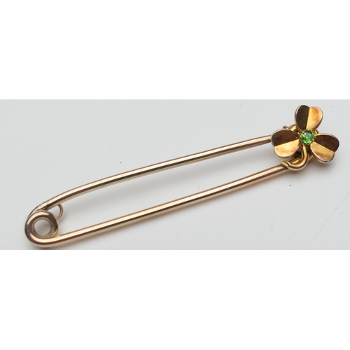 414 - Edwardian yellow gold shamrock cloak pin, centred with a round cut peridot and with an inscription d... 