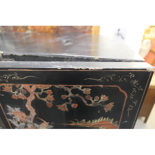 791 - Chinese painted and black lacquered cabinet, early 20th Century, having two bifold doors decorated t... 