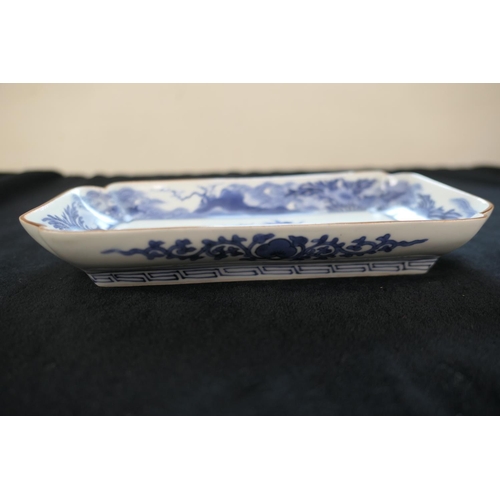 86 - Japanese Arita blue and white dish, Edo Period (late 17th/early 18th Century), rectangular form deco... 