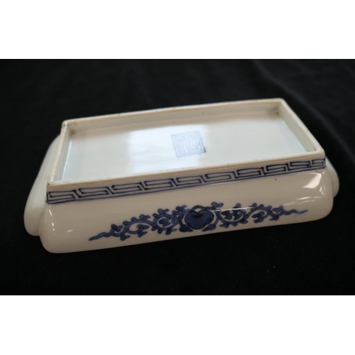 86 - Japanese Arita blue and white dish, Edo Period (late 17th/early 18th Century), rectangular form deco... 