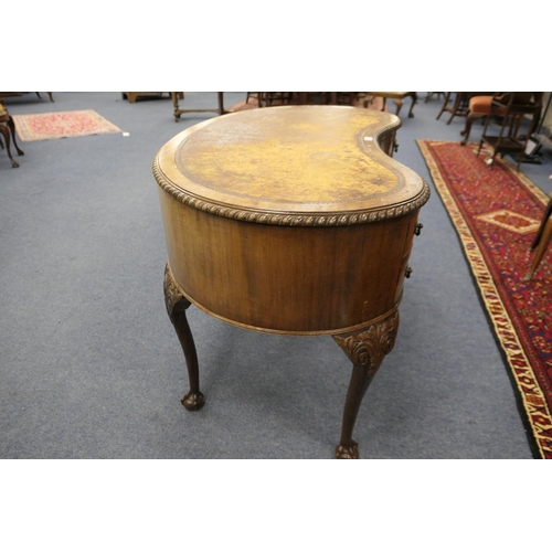 711 - Chippendale Revival mahogany kidney shaped lady's writing desk, circa 1910, with leather inset top o... 