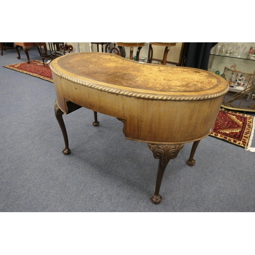 711 - Chippendale Revival mahogany kidney shaped lady's writing desk, circa 1910, with leather inset top o... 