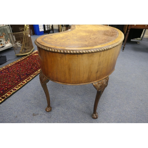 711 - Chippendale Revival mahogany kidney shaped lady's writing desk, circa 1910, with leather inset top o... 