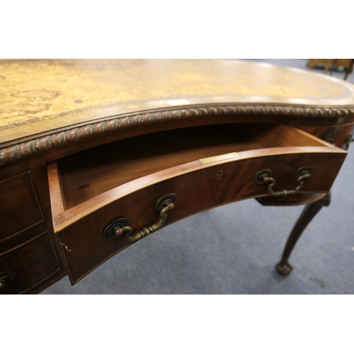 711 - Chippendale Revival mahogany kidney shaped lady's writing desk, circa 1910, with leather inset top o... 