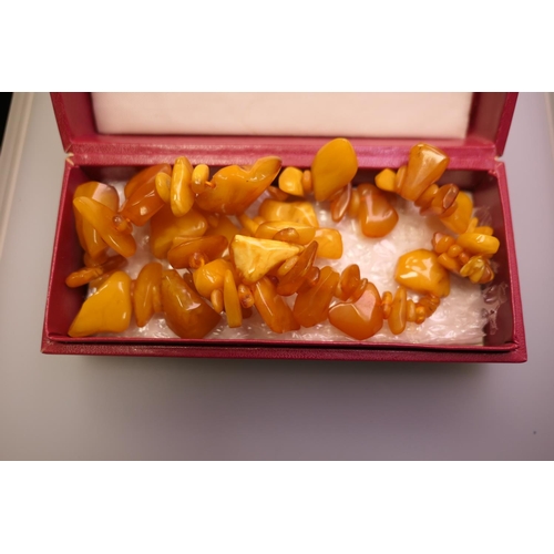 400 - Butterscotch amber pebble necklace, gross weight approx. 67g