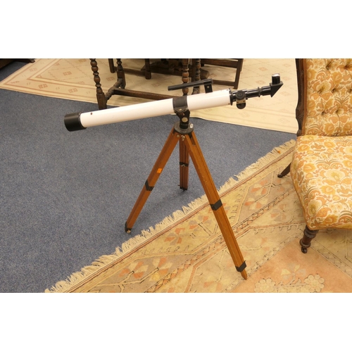 514 - Riko astronomical telescope on wooden tripod stand