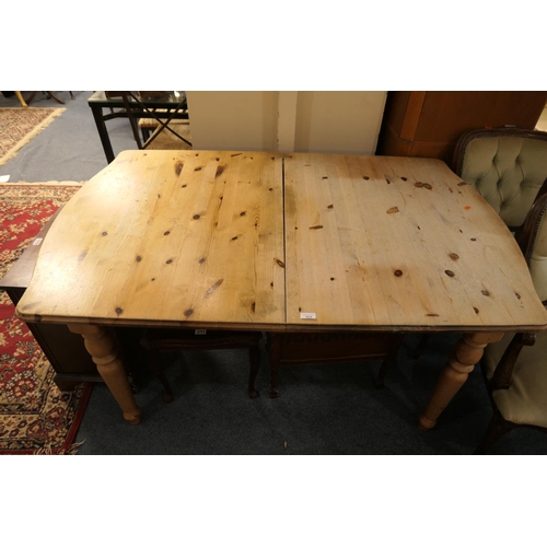 624 - Pine scrubbed top extendable kitchen table