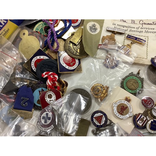 165 - Assorted collectors' badges including some enamel including some 1960s Youth League football medals