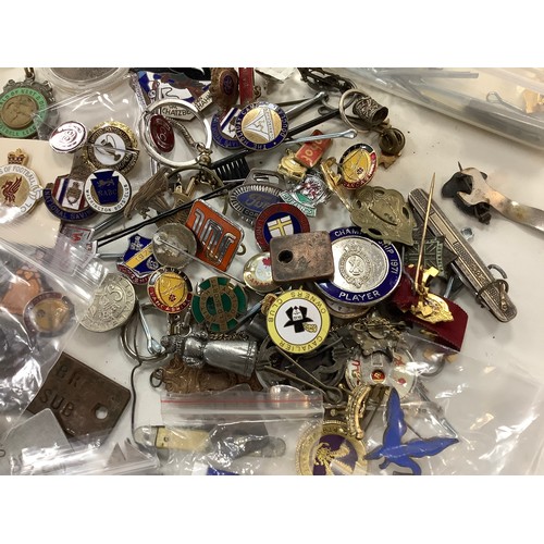 165 - Assorted collectors' badges including some enamel including some 1960s Youth League football medals