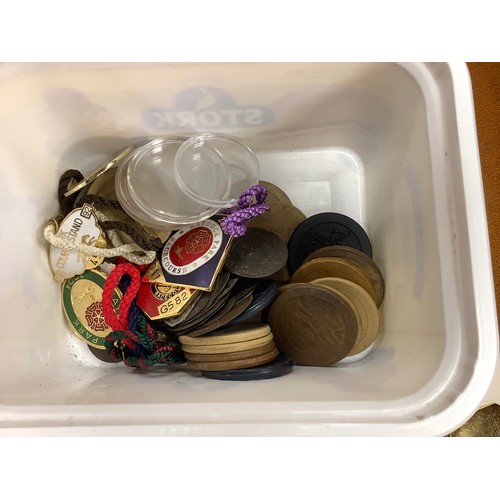 165 - Assorted collectors' badges including some enamel including some 1960s Youth League football medals