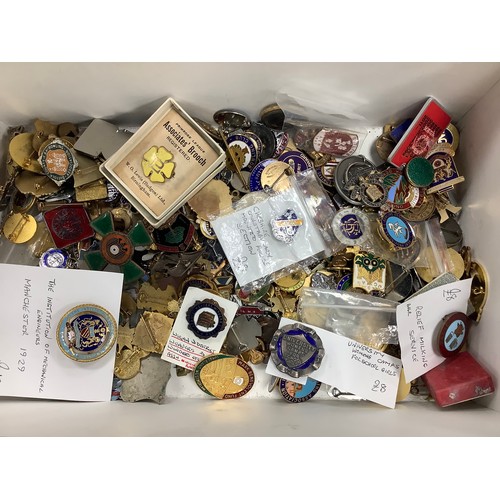 165 - Assorted collectors' badges including some enamel including some 1960s Youth League football medals