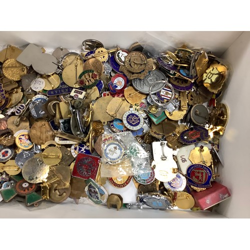 165 - Assorted collectors' badges including some enamel including some 1960s Youth League football medals