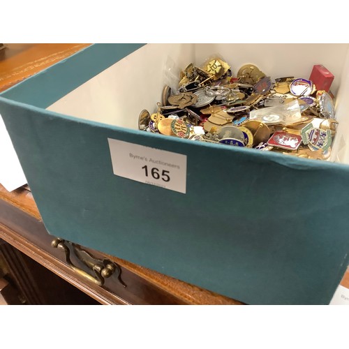 165 - Assorted collectors' badges including some enamel including some 1960s Youth League football medals