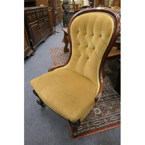 652 - Victorian mahogany and upholstered spoonback chair