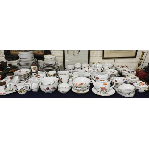 21 - Good quantity of Royal Worcester Evesham pattern dinner and tea wares and a small amount of similar ... 
