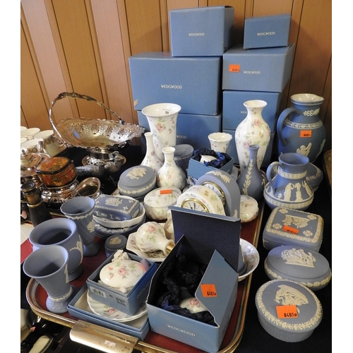 59 - Mixed Wedgwood collectables, some with boxes, including traditional blue Wedgwood items and Rosehip ... 