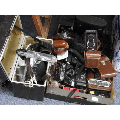 121 - Mixed cameras including a Photina Reflex camera with leather case, Agfa 35mm camera, mixed compact c... 