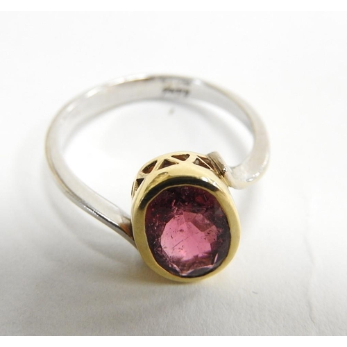 301 - 18ct rubylite dress ring in two colour gold, gross weight 4.2g