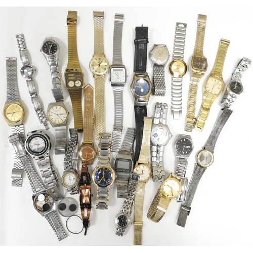 352 - Assortment of modern gent's fashion wristwatches