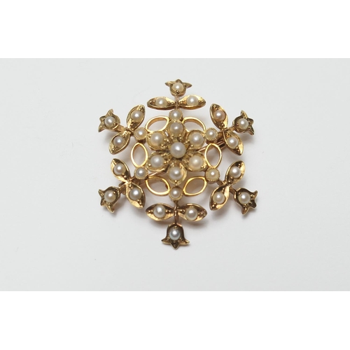 399 - Edwardian 15ct gold and pearl openwork flowerhead brooch/pendant, 30mm diameter, gross weight 5.3g