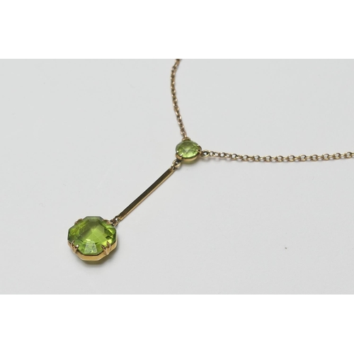 486 - Peridot pendant necklace, the pendant having a square cut peridot, 10mm, on a blade bar with a round... 