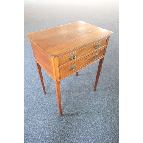 924 - Mahogany work table, 19th Century, rectangular top with reeded edge lifting up to a compartment with... 