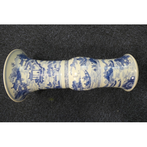 86 - Chinese blue and white Gu beaker vase, Kangxi (1662-1722), decorated in three sections with continuo... 