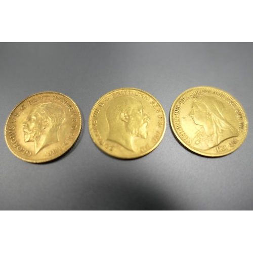 310 - Three half sovereigns, 1893 (F), 1907 (VF) and 1914 (EF), gross weight approx. 12g