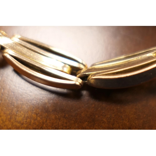 417 - 15ct gold bracelet, with oval shaped multi-bar links, with safety chain, marked '15', length 20cm, w... 