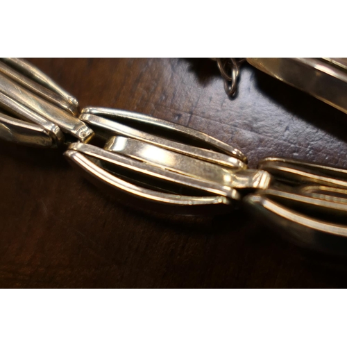 417 - 15ct gold bracelet, with oval shaped multi-bar links, with safety chain, marked '15', length 20cm, w... 