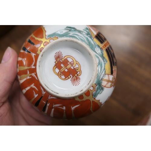 73 - Unusual Japanese bowl, 19th Century, decorated with Dutch traders in polychrome colours, opposing a ... 