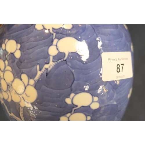 87 - Chinese blue and white prunus pattern ginger jar, four character Kangxi mark, height 14cm; also a fu... 