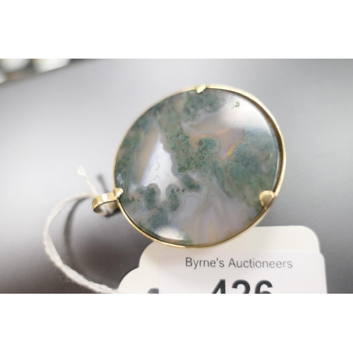 426 - 9ct gold moss agate pendant, worked with a frog at its base, 45mm